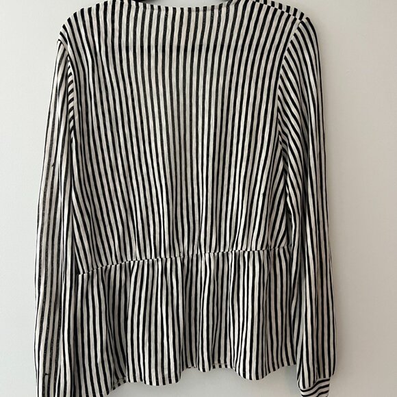 H&M V Neck Black and White Striped Top Size XL - Picture 4 of 4